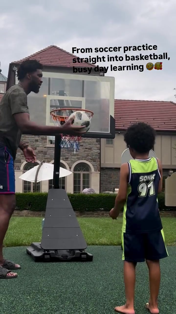 开云娱乐中心-亲子时光🥰恩比德用足球教儿子打篮球 后者3投全部空心入网